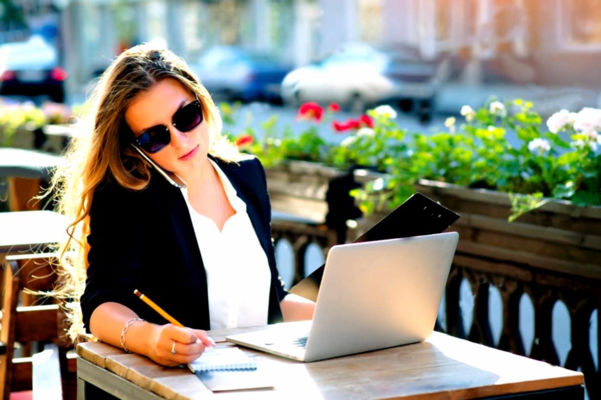 Kreative Arbeitsumgebung mit modernen Werkzeugen